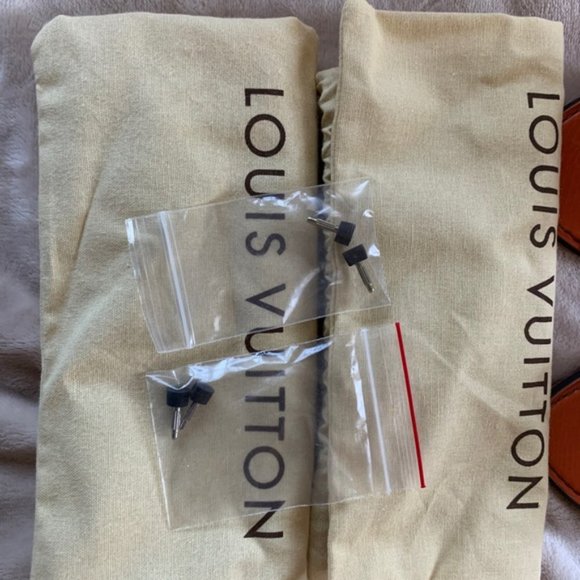 The bright red slippers are very beautiful! Size40 - Picture 6 of 7